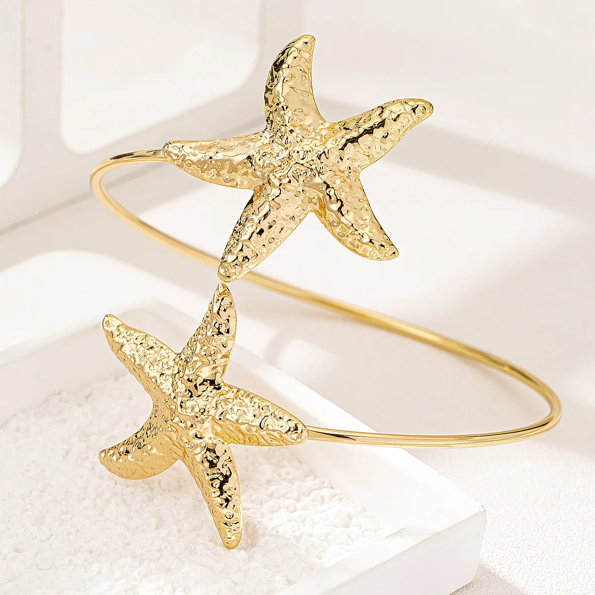 Statement Seestern-Oberarmreif für Damen, strukturierter goldfarbener offener Wickelarmreif, Bizeps-Armband, Sommer-Strand-Resort-Schmuck – Detail 3