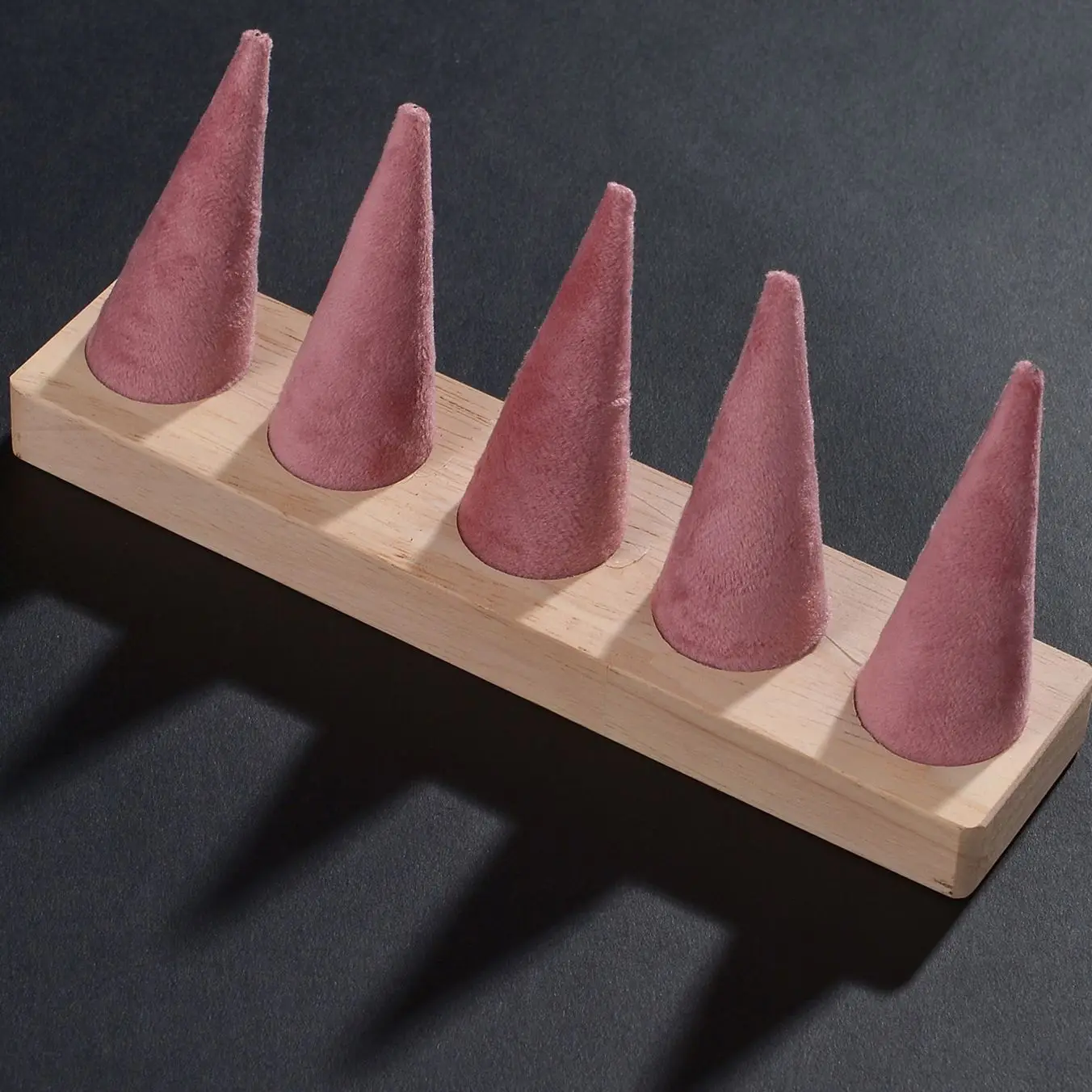 

Wood Pink Jewelry Ring Display Stand Solid Finger Shape Ring Photography Presentation Holder Exhibition Storage Rack