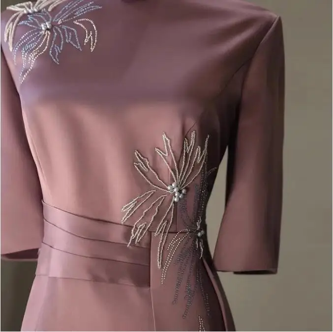 Cheongsam dusty rosa mãe da noiva vestido de cetim gola pérola miçangas applique meia manga festa de casamento vestido high-end