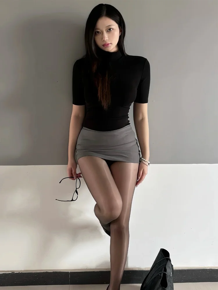 طقم من قطعتين مثير للنساء: تنورة ضيقة منخفضة الخصر وتي شيرت بأكمام متوسطة الطول، تصميم أنيق متعدد الاستخدامات