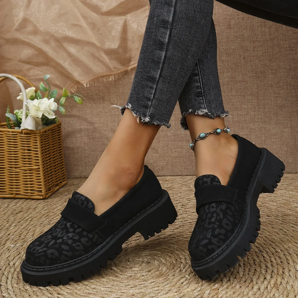 Women's Fashion Loafers New 35-43 Yards Round Head Square Heel Single Shoes Versatile and Comfortable Commuter Leather Shoes