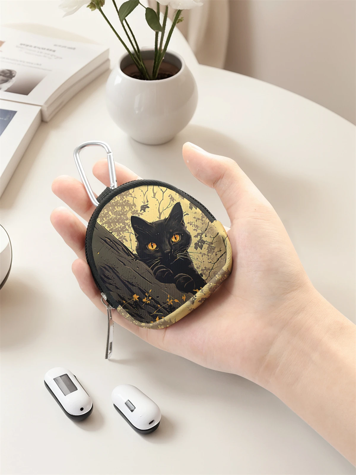 Black cat pattern printed mini wallet, zipper change bag with hook clip, headphone key bag, suitable for men and women