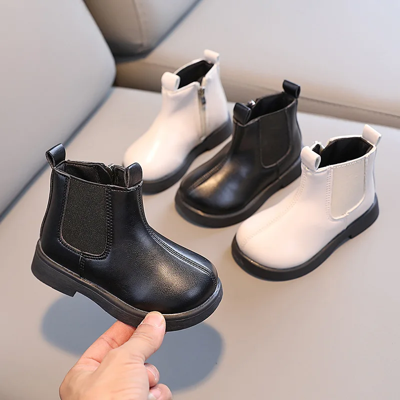 

Новинка 2023, короткие ботинки для девочек, черные детские ботинки челси для мальчиков, боковая молния, круглый носок, демисезонные ботинки из искусственной кожи, детская модная обувь