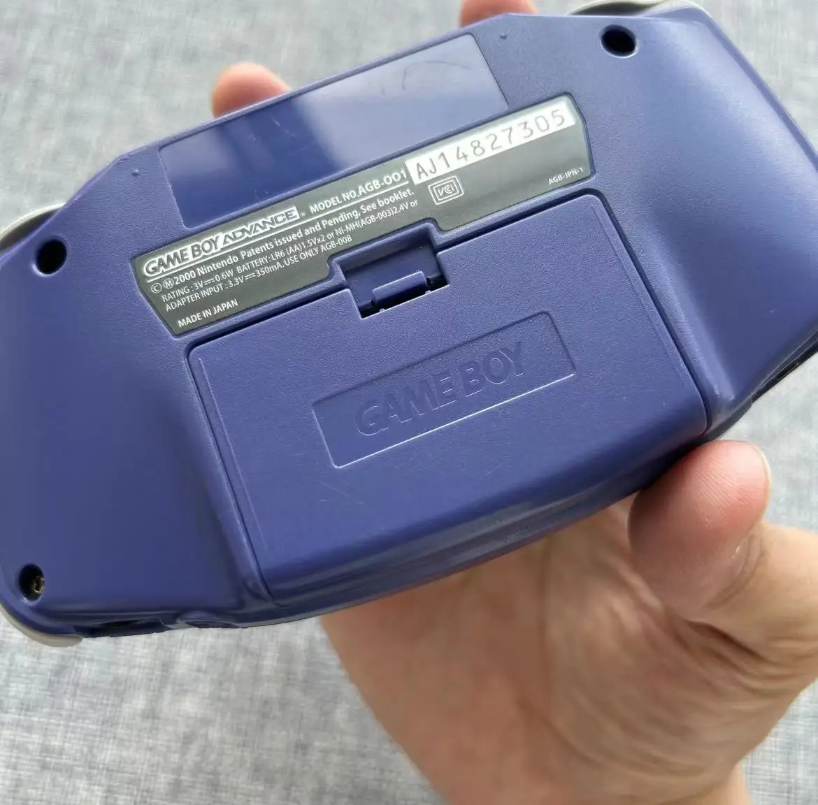 Novo console de jogos GBA Palm sem traseira, colorido, destacando a nostalgia retrô. Pequeno presente._voghion.com