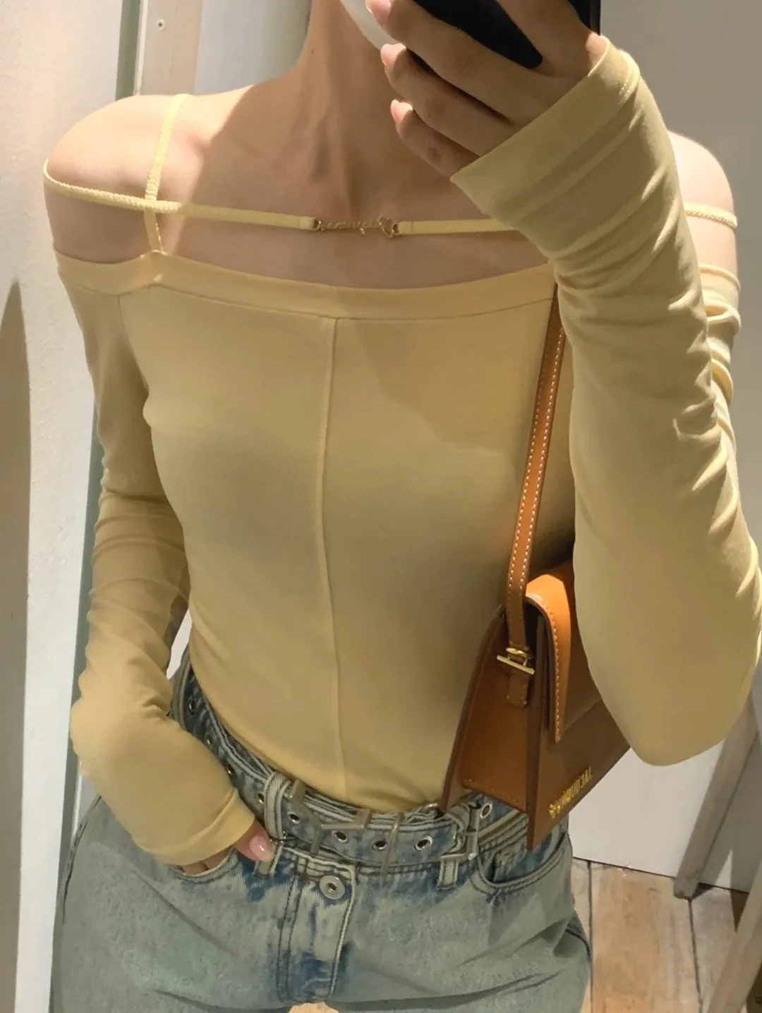 

131751 Fashion Classic Trendy Luxury Designer cloth of Early Spring Short Off Shoulder Strap playful Spicy Girls Top