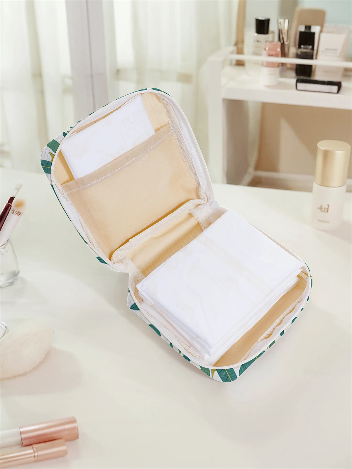 Green leaf pattern printed sanitary napkin storage bag, women's lightweight tissue bag, sanitary tissue bag