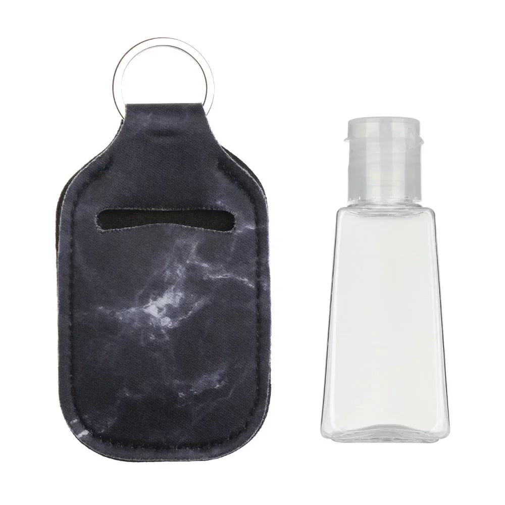 Gel hydroalcoolique en action : main versant une noisette de solution hydroalcoolique.