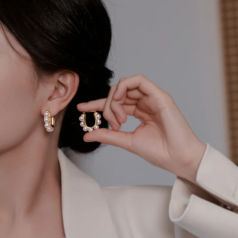Stilvolle U-förmige Creolen, goldene, elegante Ohrringe mit Imitationsperlen, luxuriöse Accessoires für Hochzeiten und Partys, Geschenke für Damen. – Detail 3