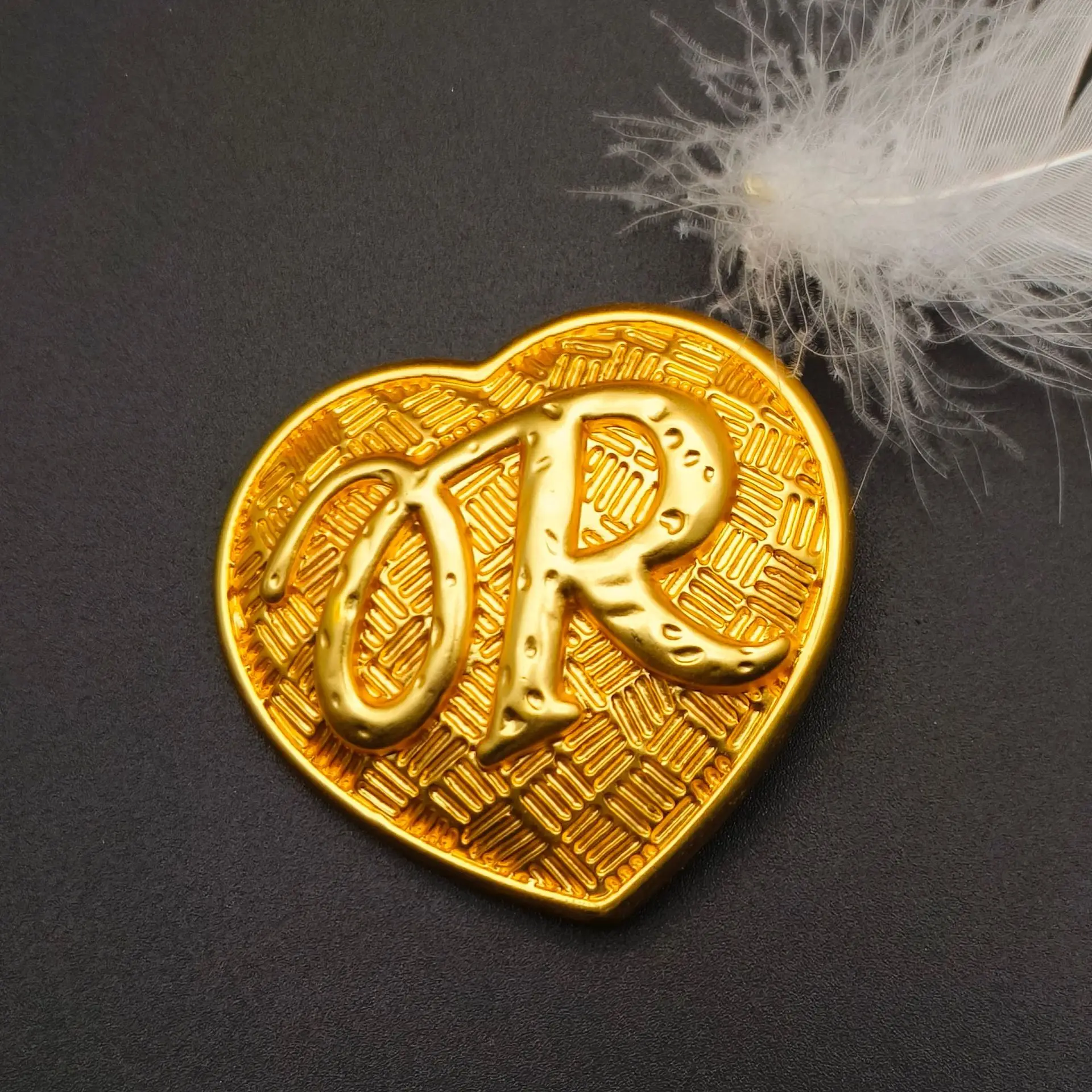 

New winter simple commuter letter heart brooch for men and women