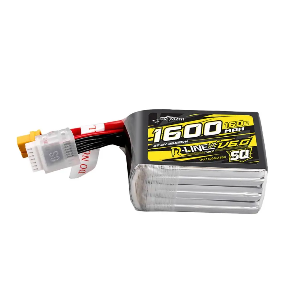 Batterie Drone Tattu 1480mAh 6S XT60U tenue en main, échelle visible, étiquette détaillée