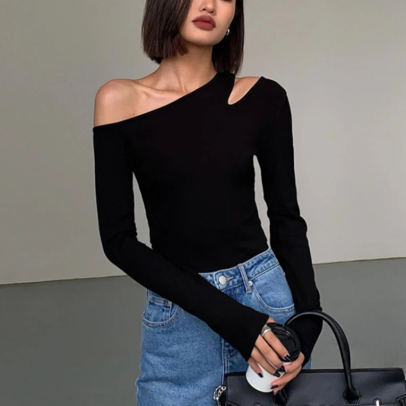 חולצת נשים שחורה טי מגניבה לשנת 2025 עם כתפיים חשופות לנשים, חולצה פשוטה וזולה בסגנון קוריאני מודרני