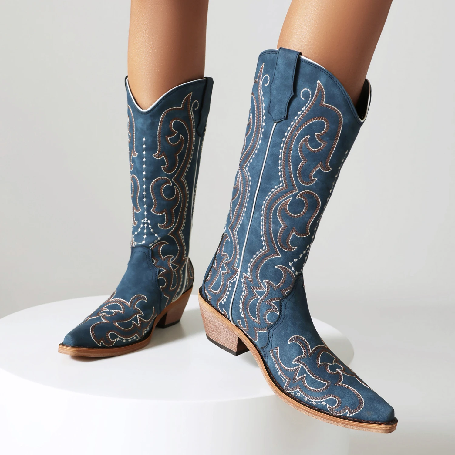 

2024 Plus Size Sharp Pointed Wood Grain Tapered Thick Heel Embroidered Stripe Trendy Western Boot Slip-On Women's Mid-Calf Boots