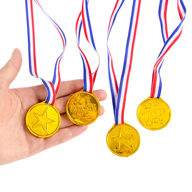 10 Stück Gold-Gewinnermedaillen für Kinder, Mini-Sportpreise aus Kunststoff, Spielzeug-Trophäen für Geburtstagsfeiern, Piñata-Füller, Geschenke – Detail 7