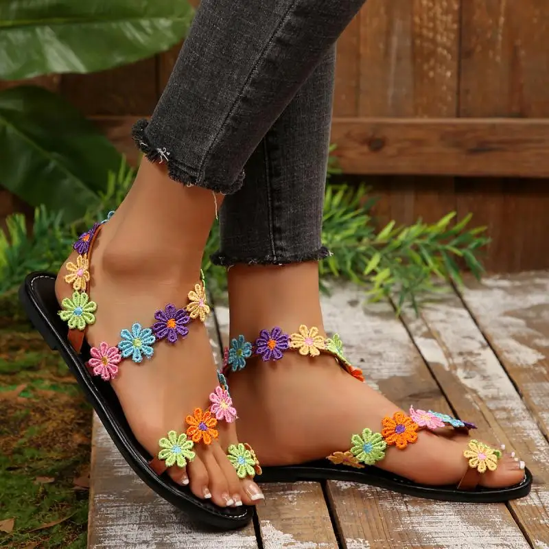Böhmische bestickte Blumen-Designer-Sandalen für Damen – Sommer 2026 – Farbenfrohe, leichte Sandalen mit flachem Absatz – Elegante Strandschuhe für Damen – Detail 3