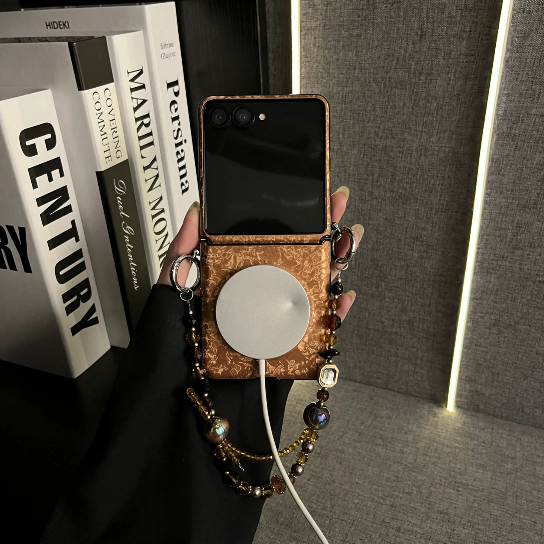 Retro Luxury Magnetic Shell Pattern Case with Beaded Bracelet Chain Back Cover