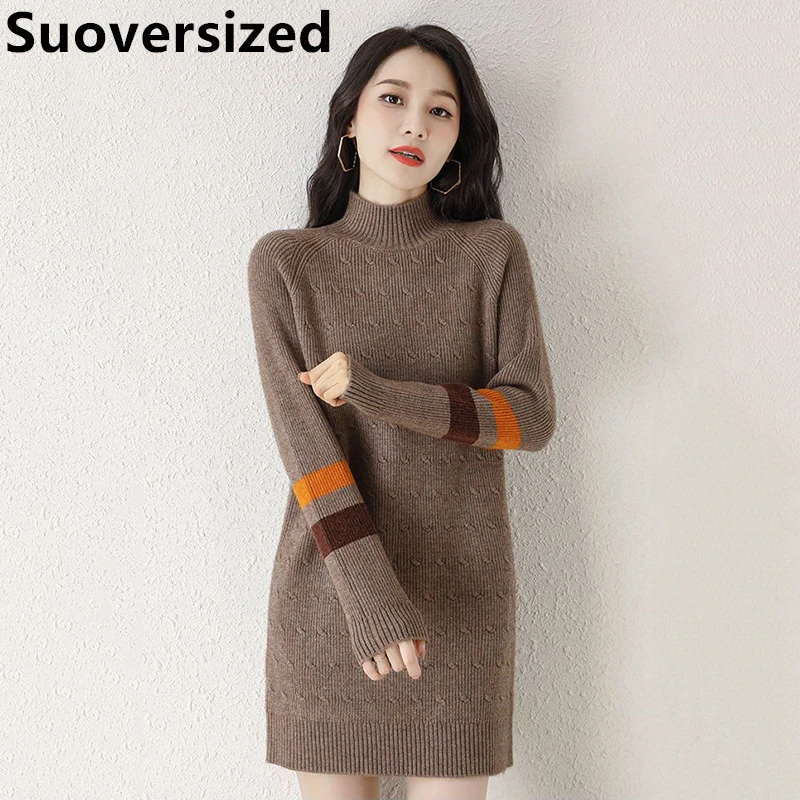 

Женское трикотажное платье-свитер средней длины, с ложным воротником