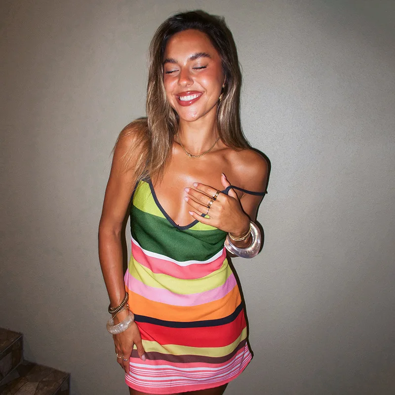 Damen Regenbogenfarbener, ärmelloser, figurbetonter Minirock, elegante Damen, sexy V-Ausschnitt, schmal geschnittenes Minikleid, Sommerurlaub, Strandmode – Detail 5