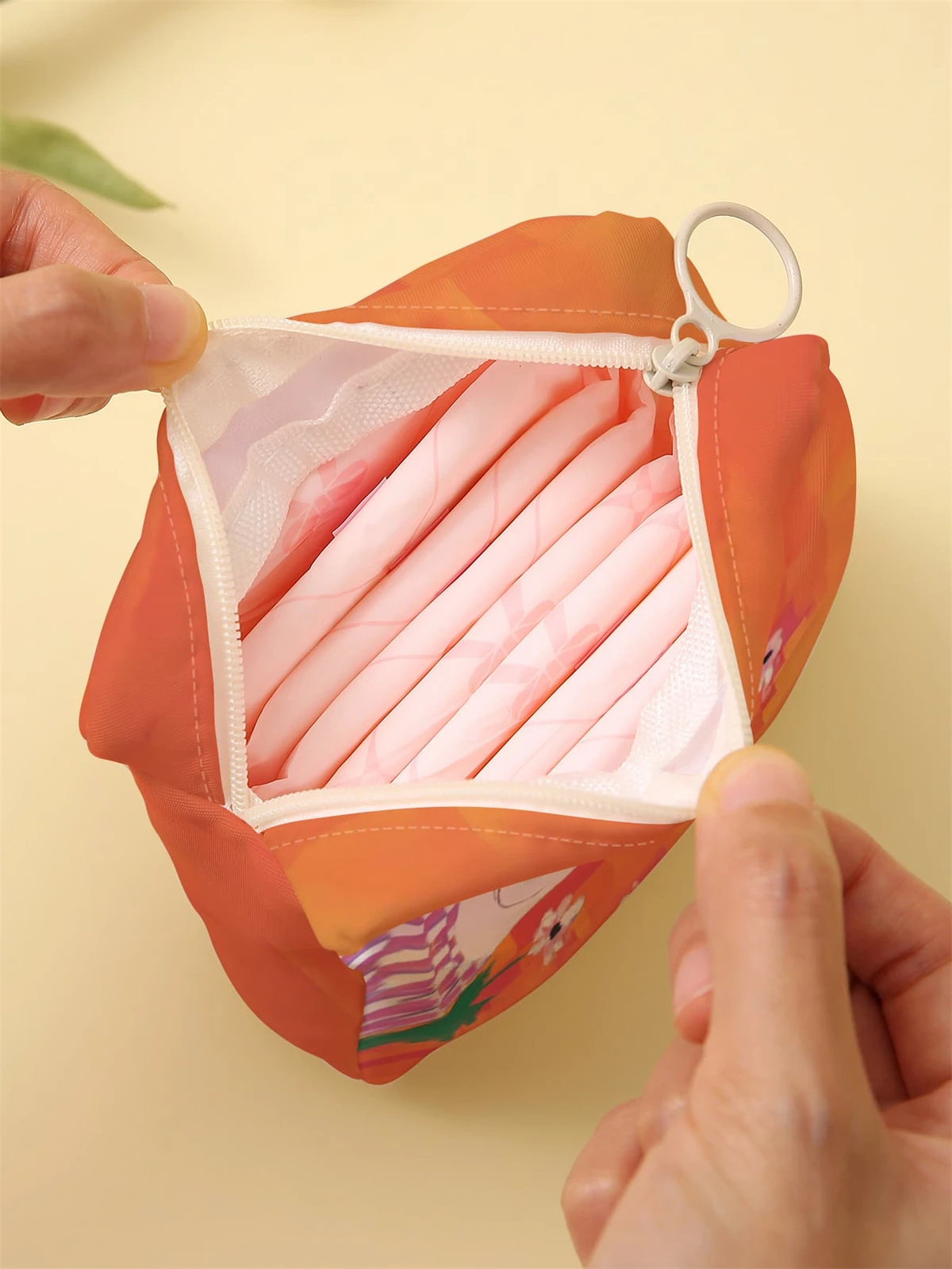 Cartoon dog pattern printed sanitary napkin storage bag, women's lightweight tissue bag, sanitary tissue bag