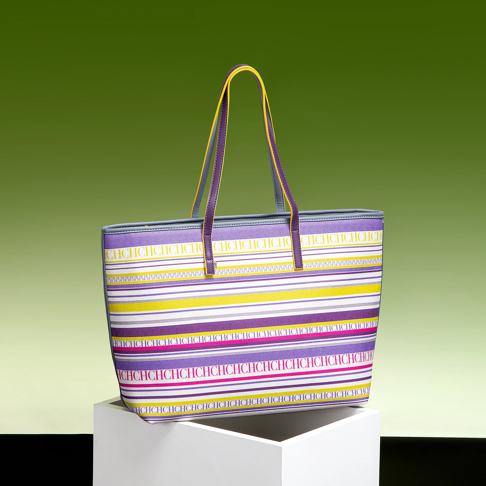 حقائب نسائية من علامة CH التجارية، بتصميم مخطط ملو...