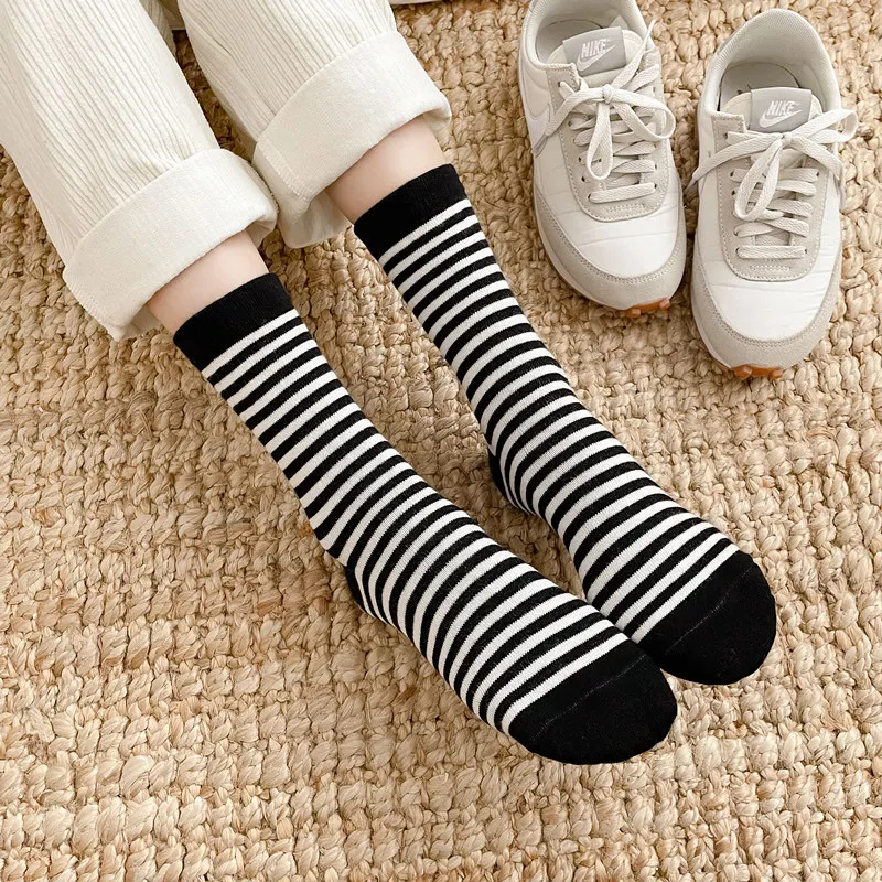 Neue Frauen Streifen Baumwolle Nette Socke Vier Saison Casual Dame Mittleren Rohr Schwarz Weiß Socken Für Frauen – Detail 8