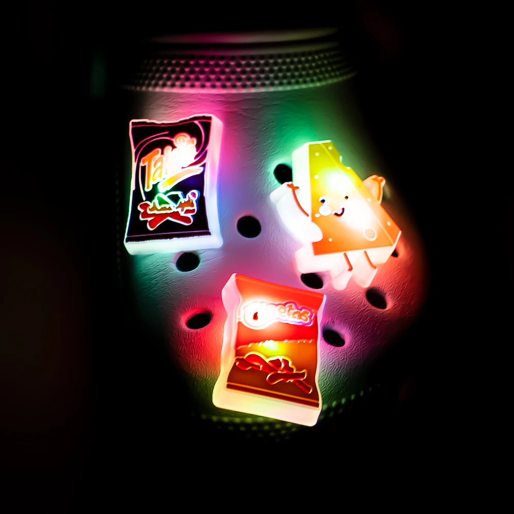 1pcs 귀여운 동물 LED 방해물 매력 암소 도롱뇽 오징어 구두 매력 농구 신발 장식 심장 구름 클립 청바지 펜던트