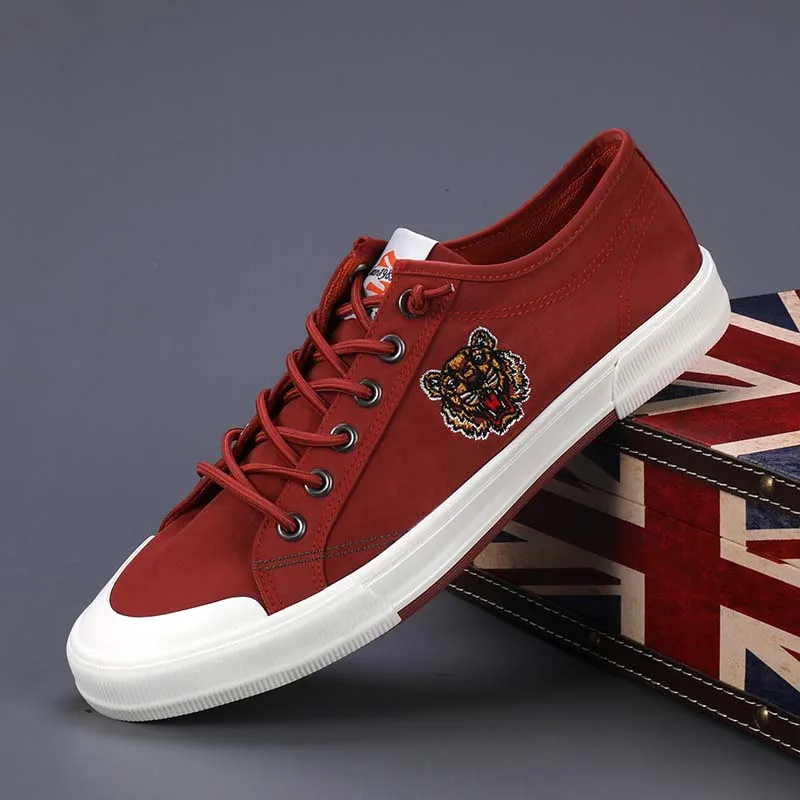 

2023 Spring Casual Loafers Men Embroidered Tiger Shoes Classic Flat Canvas Men Shoes Breathable Slip On Shoes Male Espadrilles