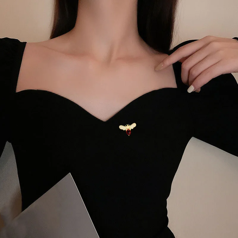 Anti-Exposure Zircon Bee Collar Pin Compact Mini Brooch Korean Pearl Corsage Women's Shirt Small Buckle Lot