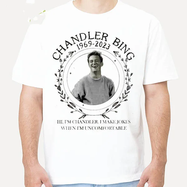 Matt Perley Chandler Bing 1969 - 2023 Hi I Am Chandler Fai Scherzi T-Shirt In728