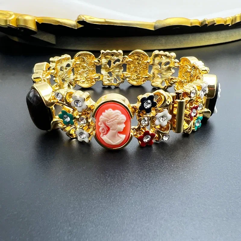 

Женский браслет с эмалью и камнями