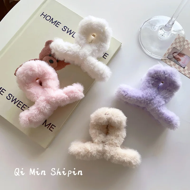 2023 Winter Plüsch Krabben Haars pange für Frauen kleine Haars pange Mädchen Wolle rosa Klaue Clip Dame mittelschwarze Haarnadel Accessoires – Detail 1