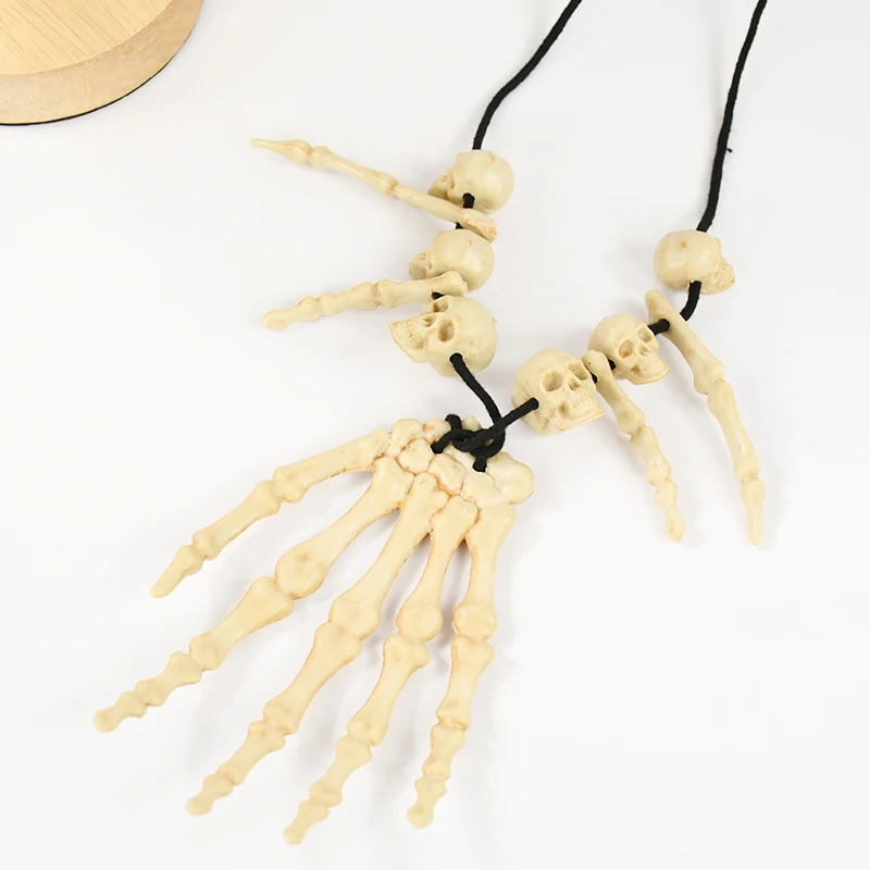1 stücke Skelett Hand Halskette Knochen Halloween liefert Zubehör Bühnen dekor Ghost Head Halskette Terror Schädel Kopf Anhänger Requisiten