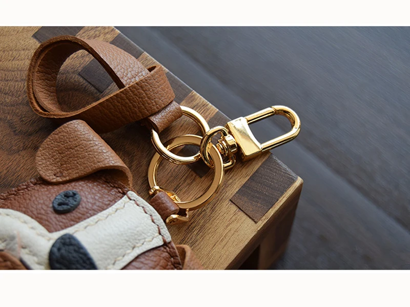 Handgefertigter Schlüsselanhänger aus Leder mit Bulldogge – Detail 3