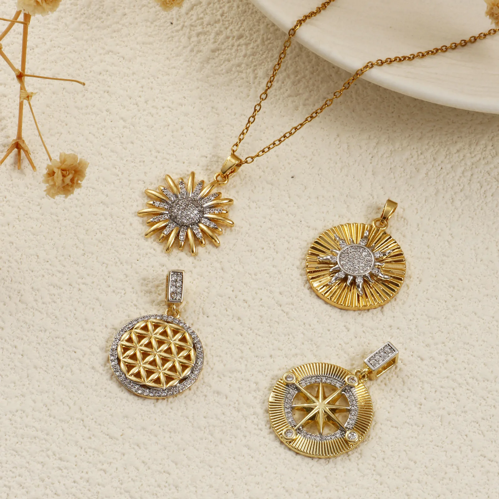 1 Stück Messinganhänger, 18 Karat vergoldet, Sonnenblumenstern, Mikropavé-Fassung mit klaren Zirkonia, zum Selbermachen von Halsketten und Schmuck_voghion.com