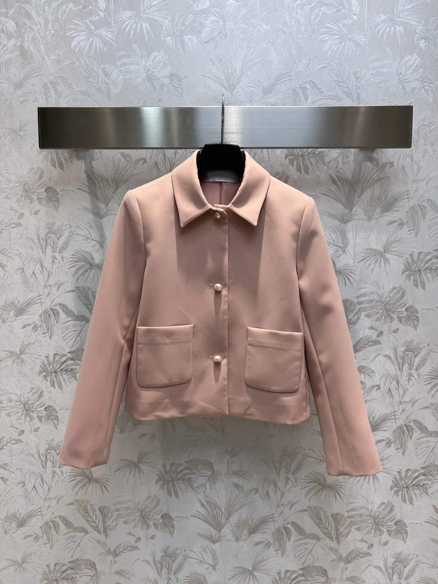 

2023 Early autumn new pearl buckle short coat, short version of the type to improve the waist line