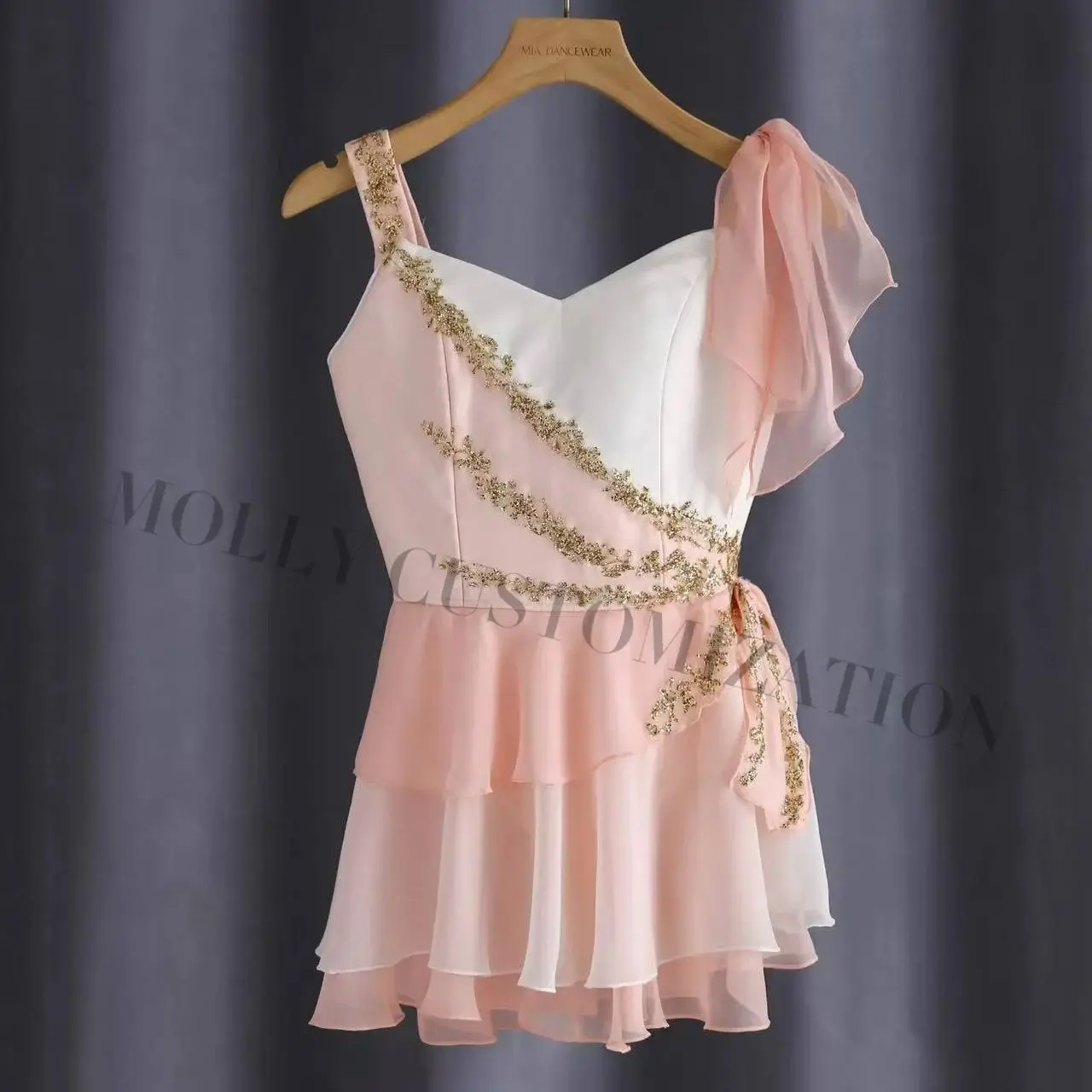 Maßgeschneiderter rosa Liebes-Charme-Chiffonrock mit kleinem Engel und Amor-Motiv für Ballettwettbewerbe für Erwachsene und Kinder – Detail 4