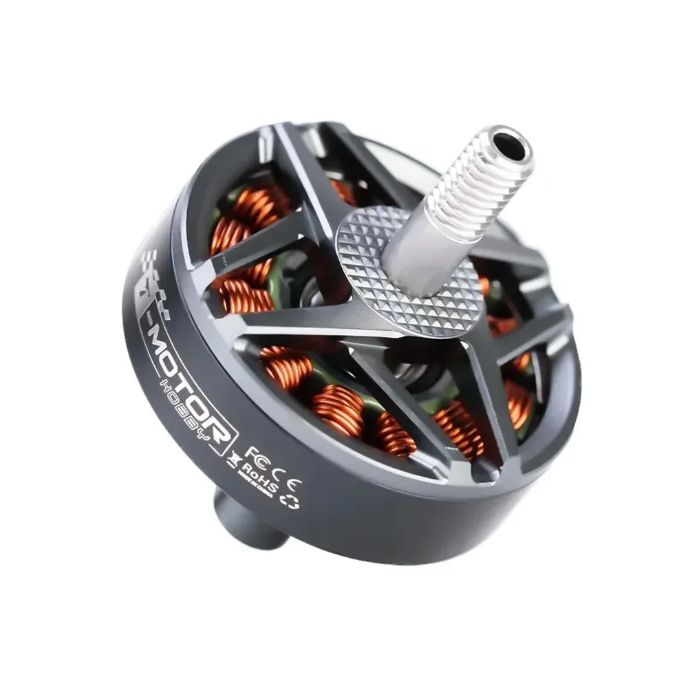 Trois moteurs brushless haute performance 1300KV, 1500KV et 1950KV pour drone FPV, alignés pour comparaison de taille.