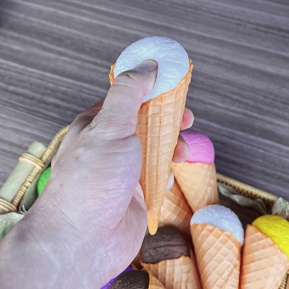 Boules De Crème Glacée à La Vanille Avec Feuille De Menthe Verte Dans Assiette Ceramique Blanche 30516560