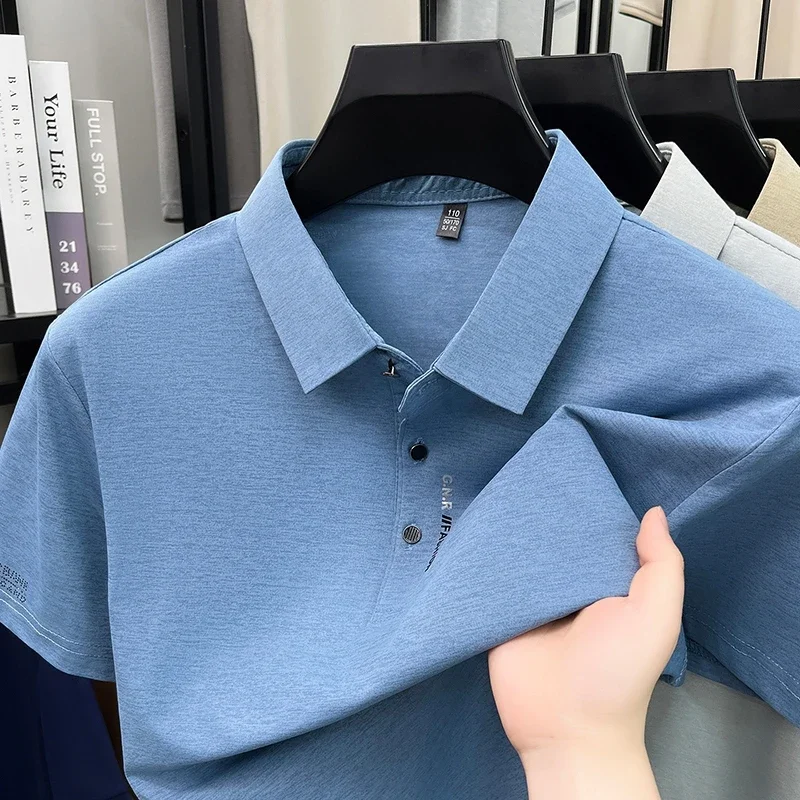 Polo da uomo in maglia melange opaca premium con colletto a tre bottoni, maniche con grafica a lettere, elastico e antipiega, ideale per il tempo libero. - immagine 5