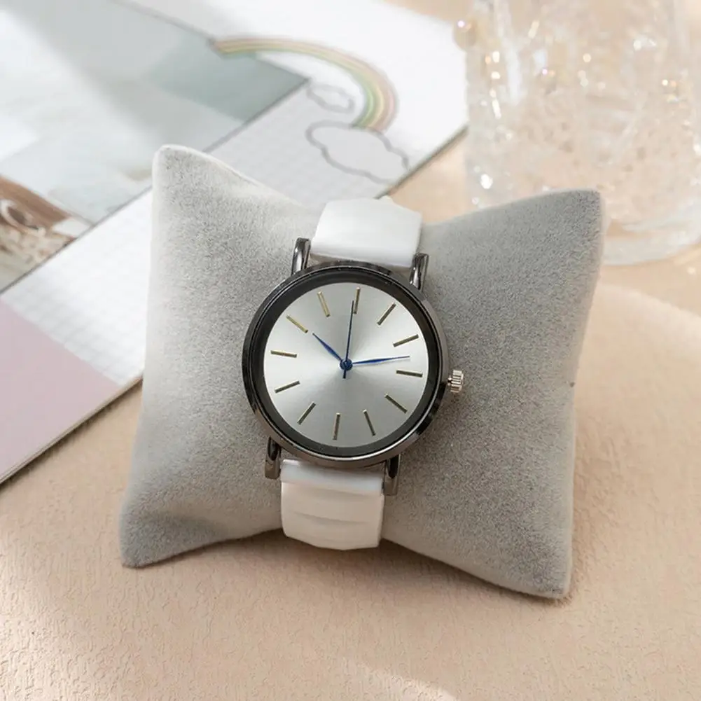 

Women Jelly Color Watch Colorful Silicone Strap Women's Quartz Watch with Round Dial for Accurate Timekeeping for Daily Wear