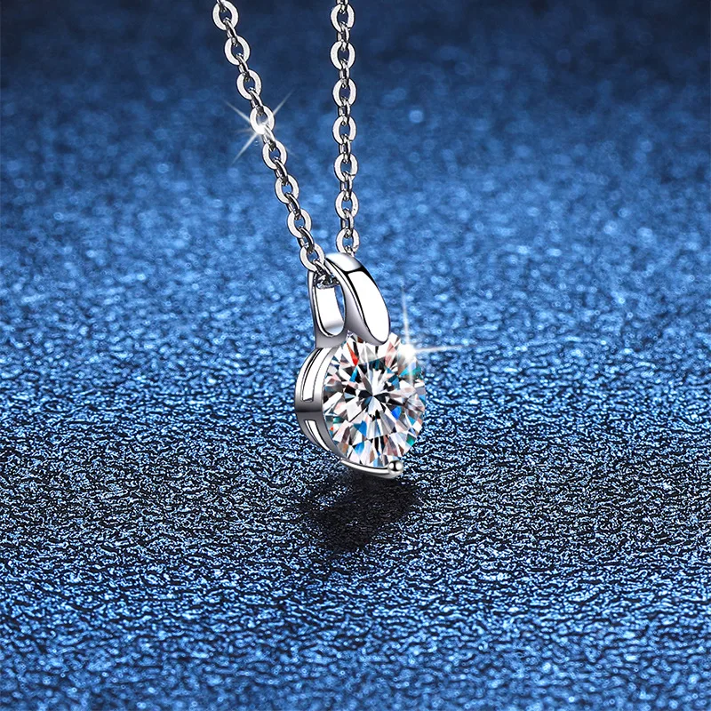 18K platinum diamond pendant clavicle chain classic and simple