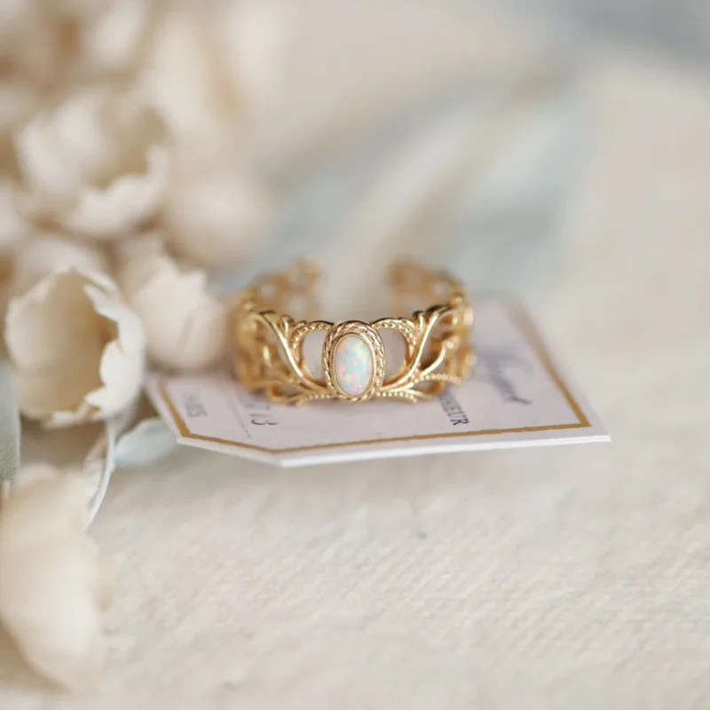 

Женское кольцо с опалом, в виде ветки