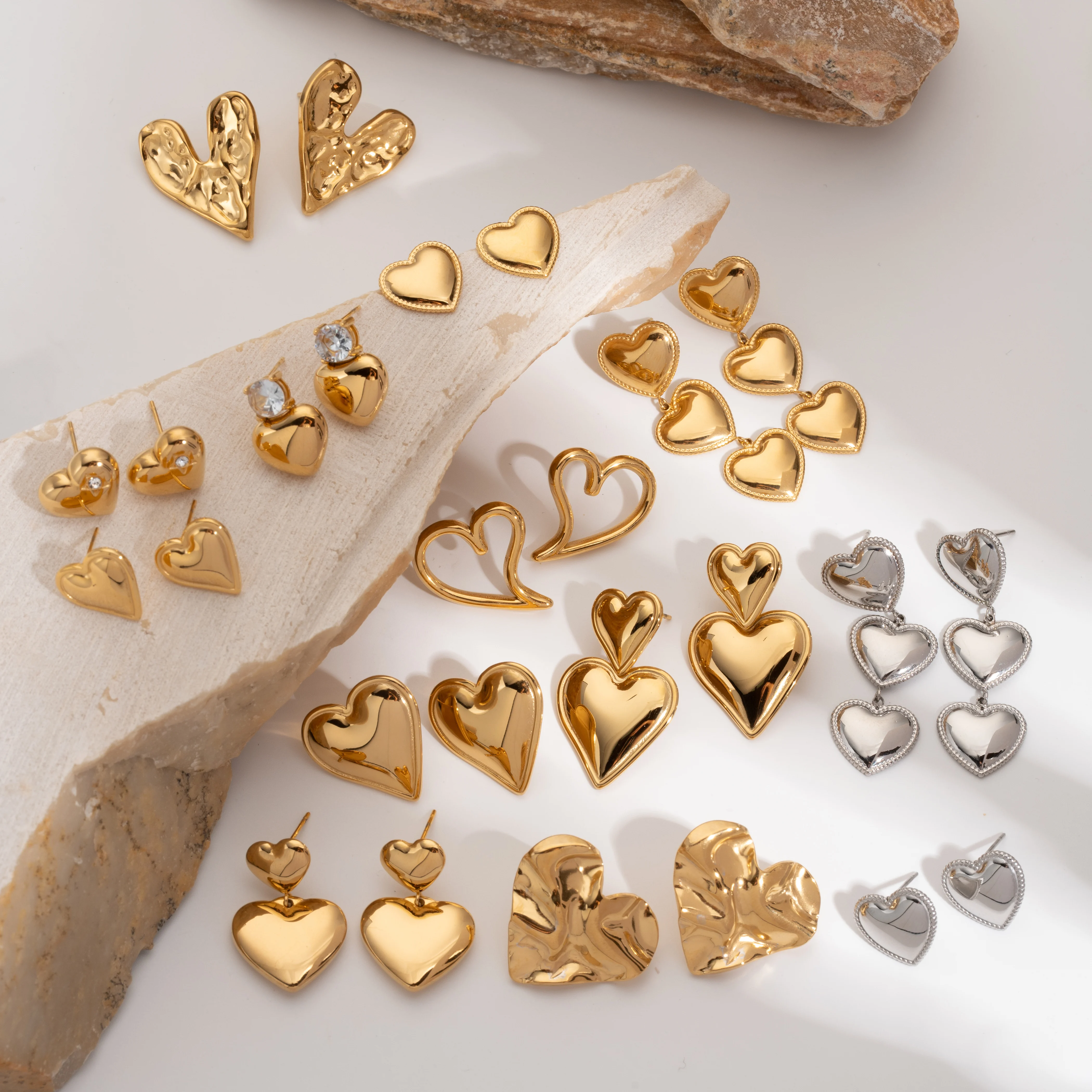 Boucles d'oreilles Minimalistes Coeur avec Cristaux en Or main image 1