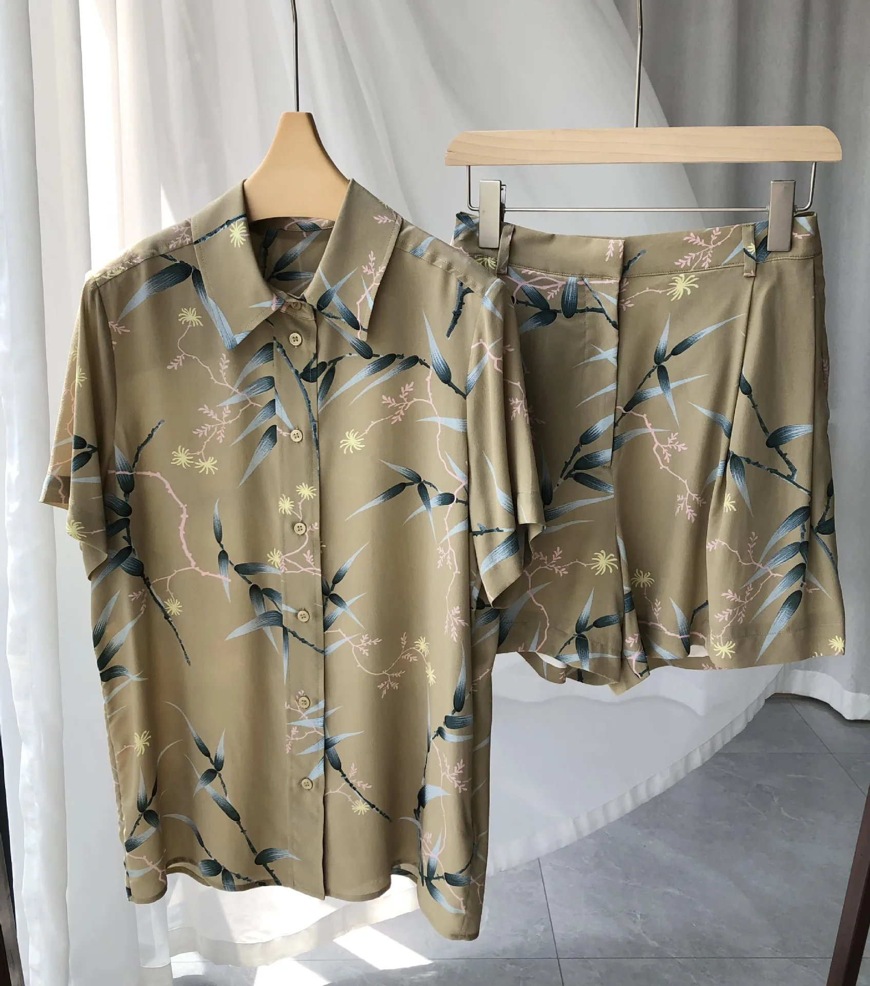 

2023 Spring Summer Fashion Women's High Quality 100%Silk Print Short Sleeves Shirt Tops C182