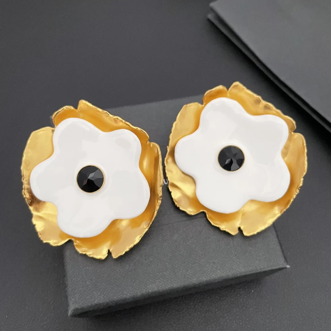 

New floral design with exaggerated personality and versatile earrings