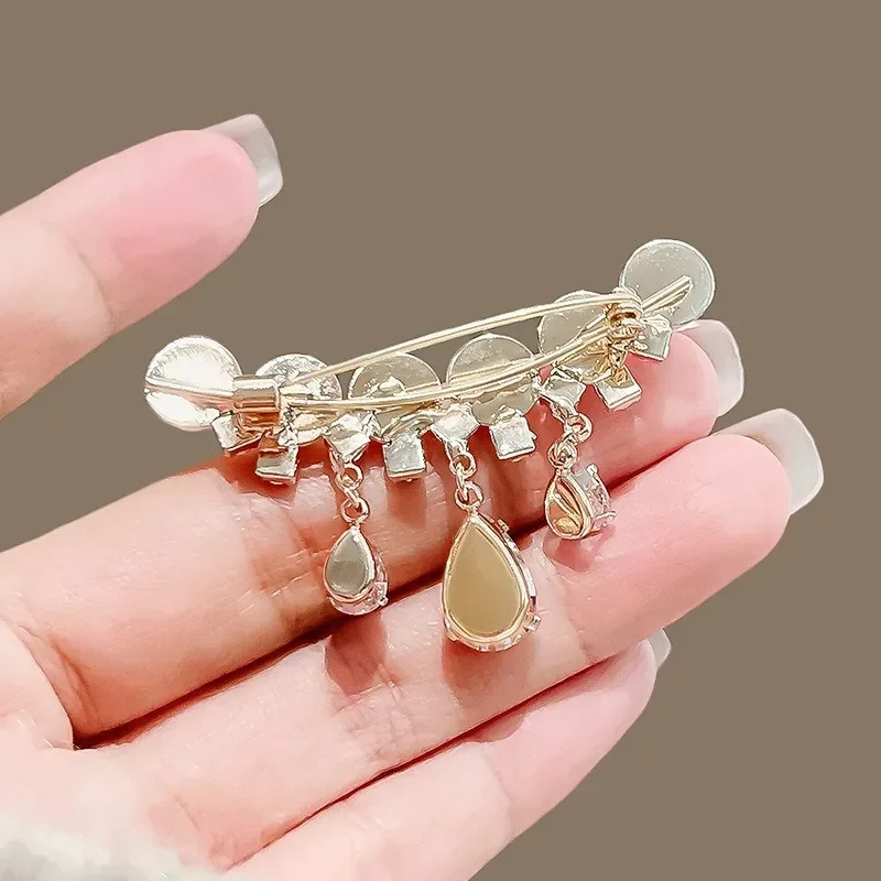 1 Pcs Elegant Luxurious White Crystal Pearl Brooch Womens Gentle Golden Water Drop Rhinestone Tassel Brooch