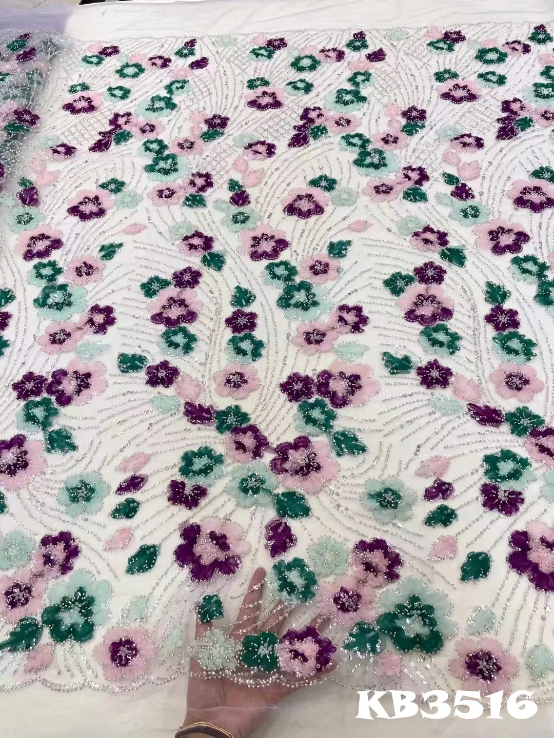 Рисунок 3 - Роскошная кружевная ткань с 3d цветами и бисером