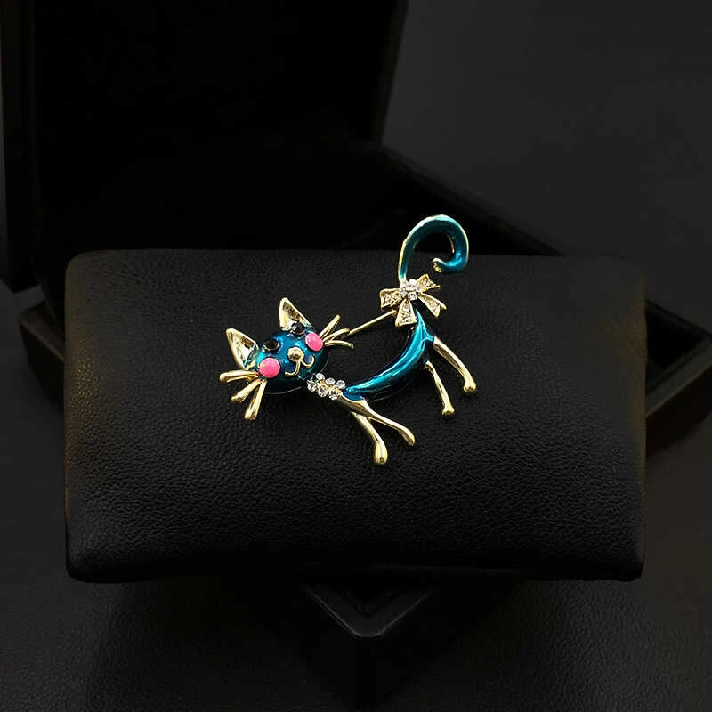 Exquisite Cute Kitty Brooch Women Fashion Cat Enamel Pin Cardigan Decorative Corsage Niche Design Suit Accessories Jewelry 5670