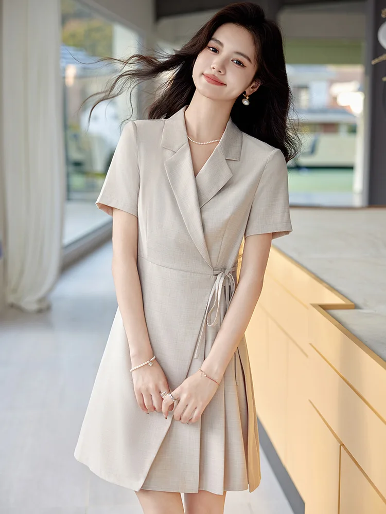 

Высококачественный деловой костюм и платье для женщин лето новый модный небольшой стиль популярное плиссированное платье в этом году