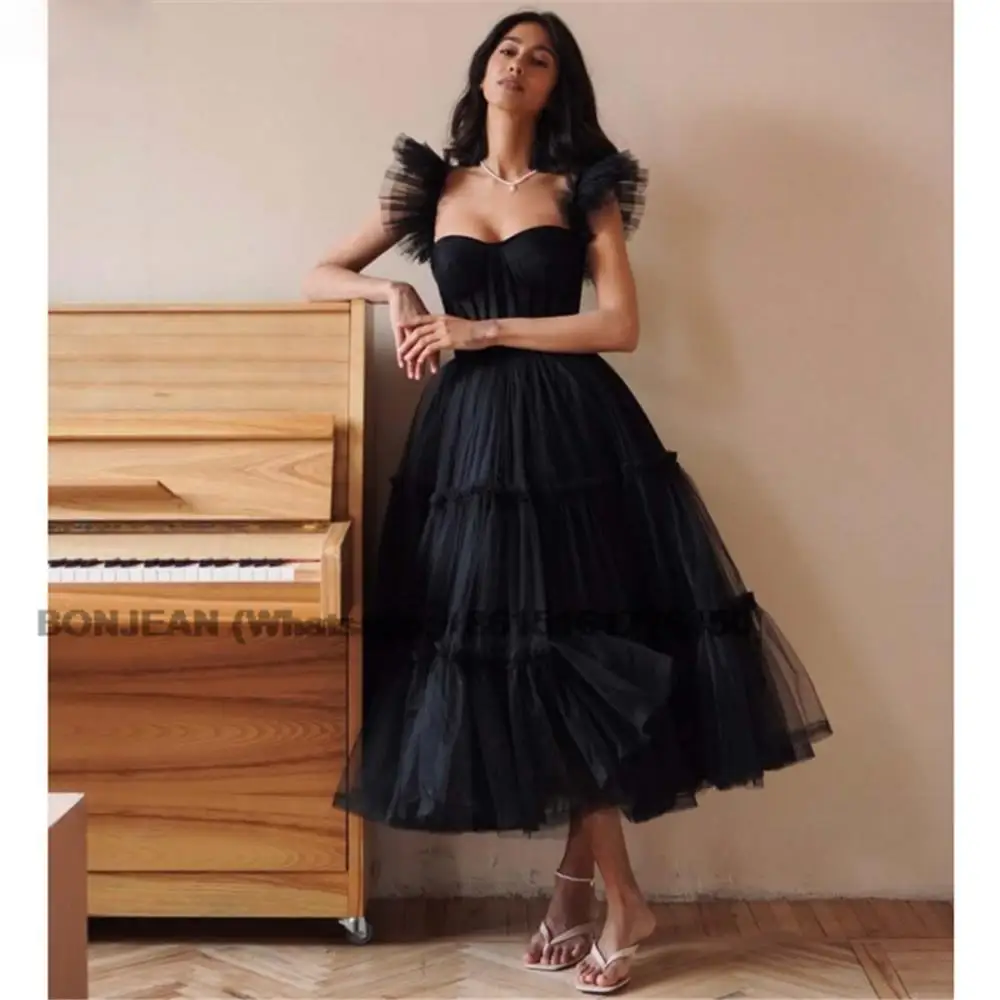 블랙 프릴 얇은 명주 그물 미디 드레스, A라인 무도회 드레스, 이브닝 파티에 어울리는 티 길이 가운 블랙 프릴 얇은 명주 그물 미디 드레스, A라인 무도회 드레스, 이브닝 파티에 어울리는 티 길이 가운