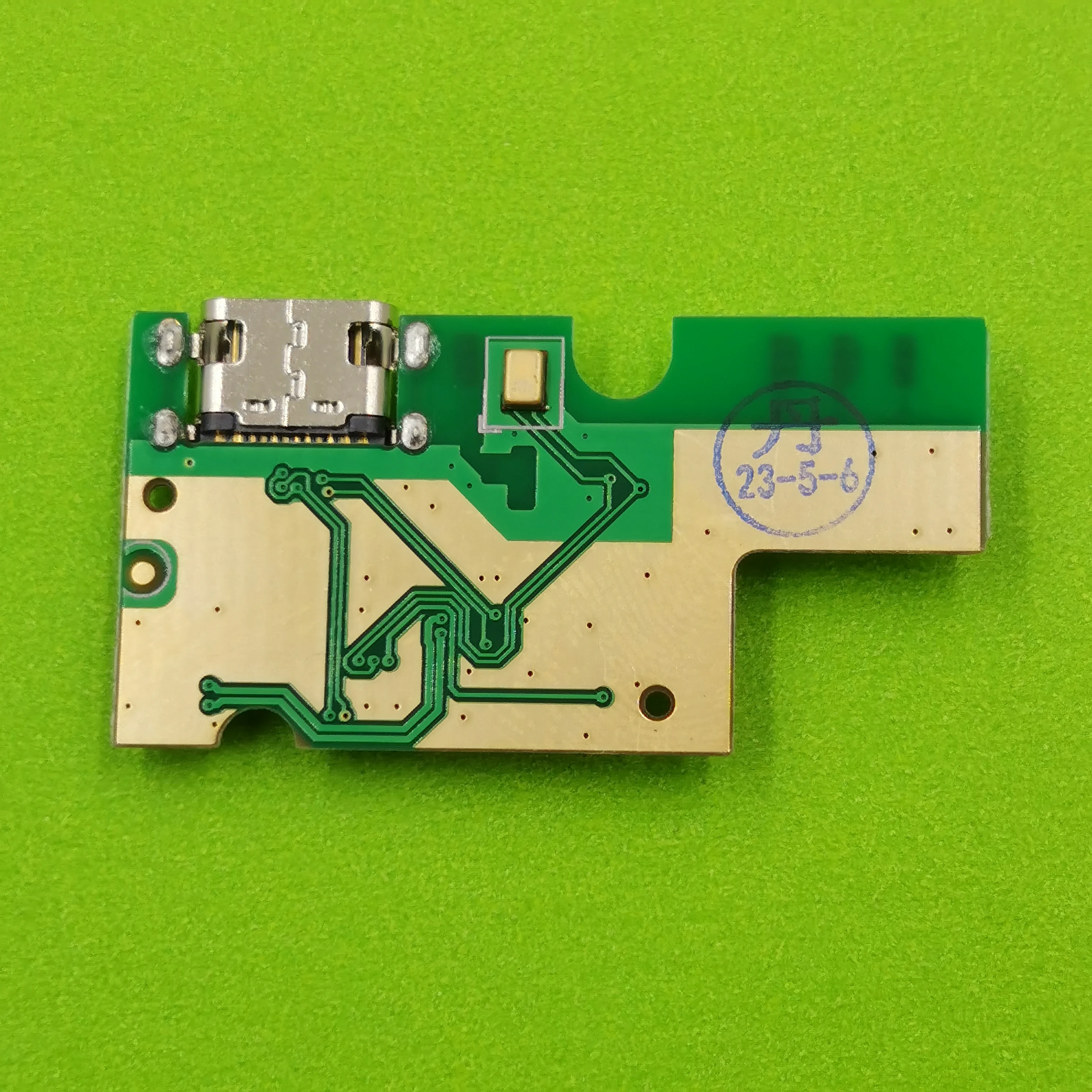 Рисунок 2 - Запасной USB-разъем для зарядки